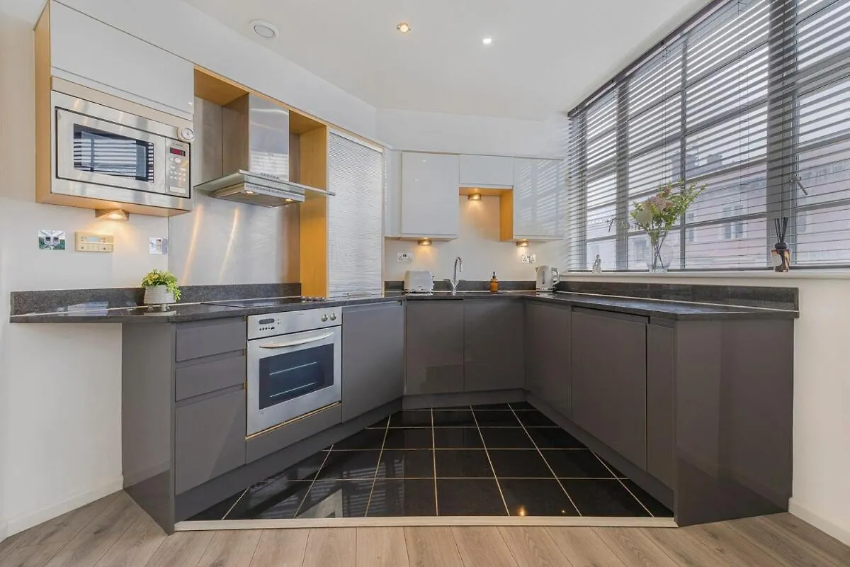 Central Brighton Lanes Apartment - Sleeps 5
